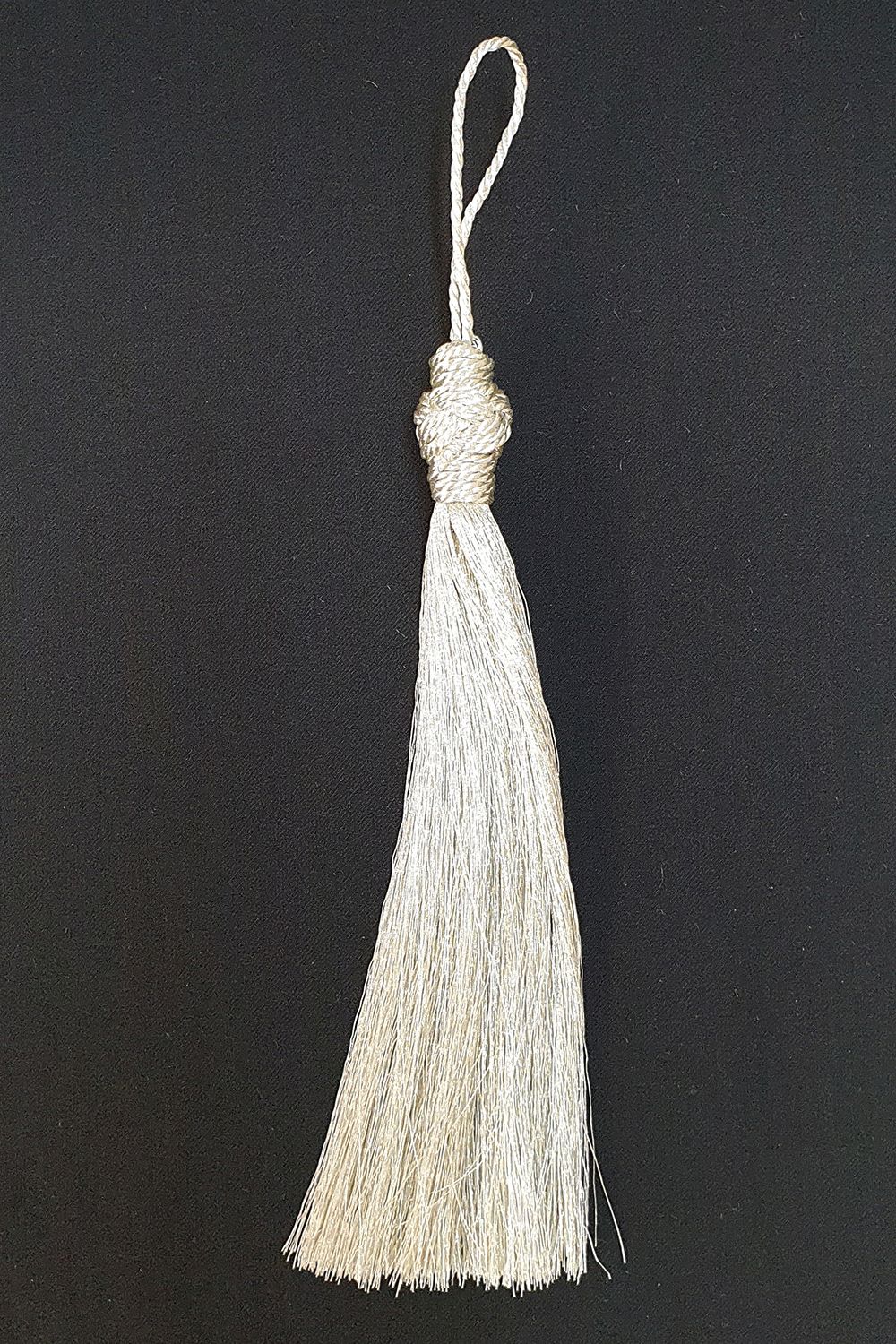 Extended tassel silver
