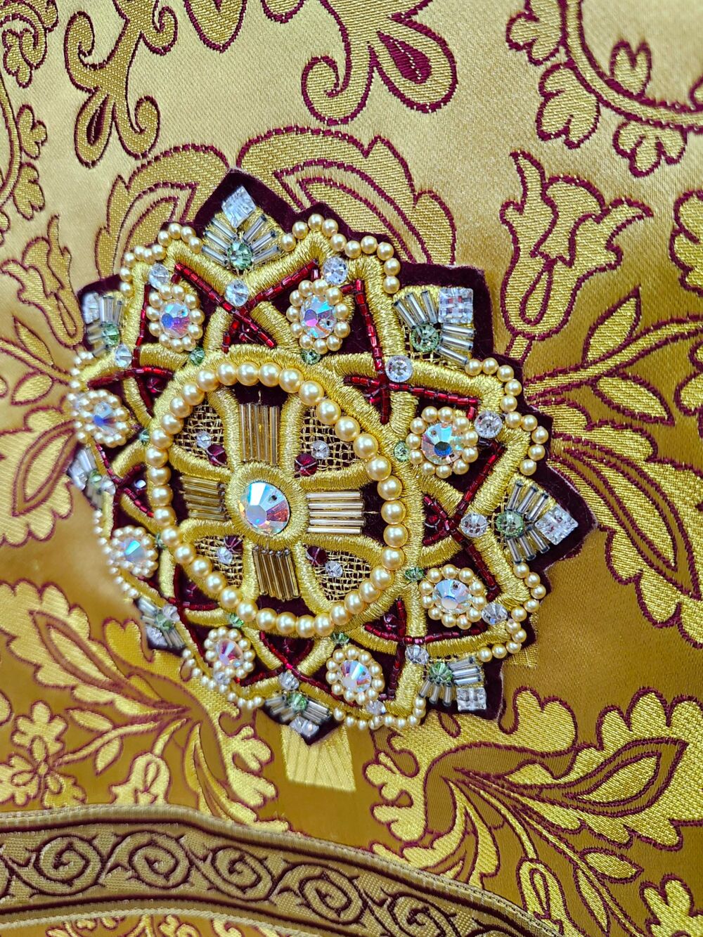 Готове облачення ієрея розшите камінням Swarovski, розмір 52–54, зріст 176–182 см церковні шати