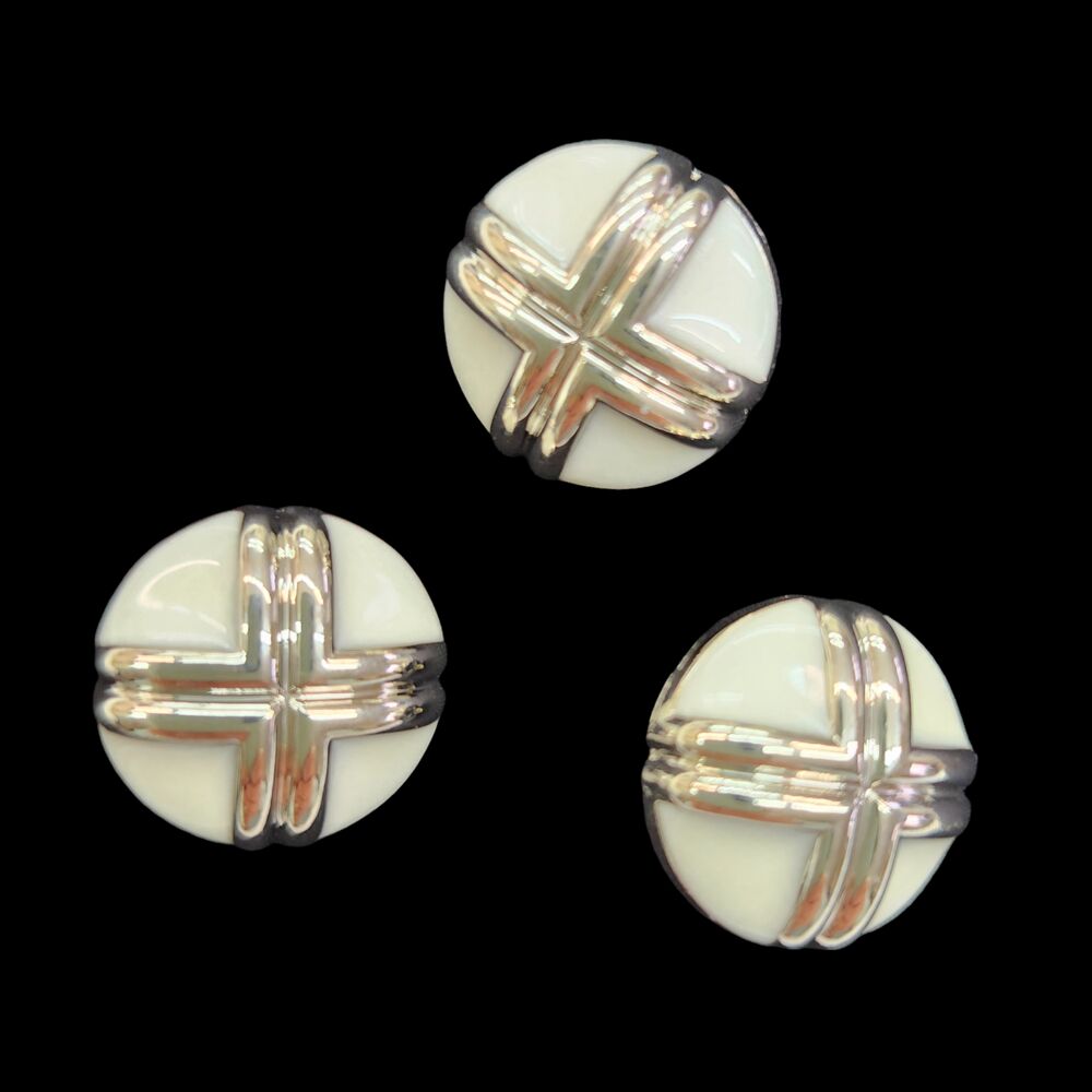 Enameled metal button